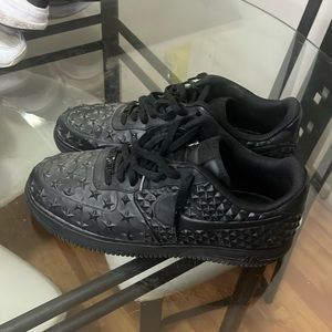 Size 12 men’s black Nike low tops with stars